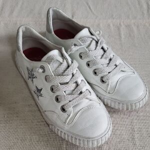 Blowfish Malibu Shoe Womens 6 White Laced Sneakers with Silver Star Accents